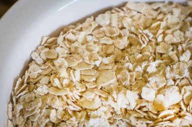 En iyi masa ahşap solucan sesi görüntü üzerinde beyaz kase yulaf pirinç