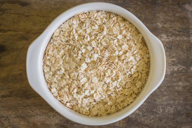 En iyi masa ahşap solucan sesi görüntü üzerinde beyaz kase yulaf pirinç