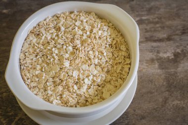 En iyi masa ahşap solucan sesi görüntü üzerinde beyaz kase yulaf pirinç