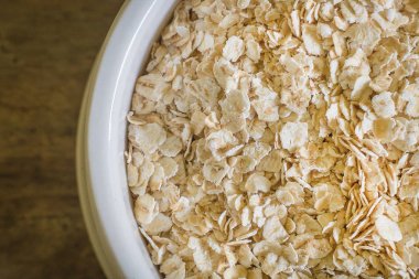 En iyi masa ahşap solucan sesi görüntü üzerinde beyaz kase yulaf pirinç