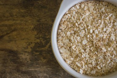 En iyi masa ahşap solucan sesi görüntü üzerinde beyaz kase yulaf pirinç