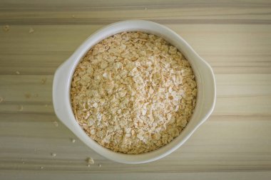 En iyi masa ahşap solucan sesi görüntü üzerinde beyaz kase yulaf pirinç