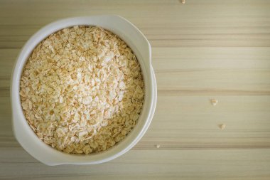 En iyi masa ahşap solucan sesi görüntü üzerinde beyaz kase yulaf pirinç