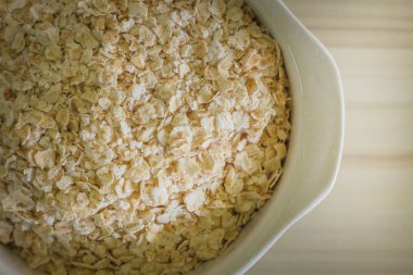 En iyi masa ahşap solucan sesi görüntü üzerinde beyaz kase yulaf pirinç