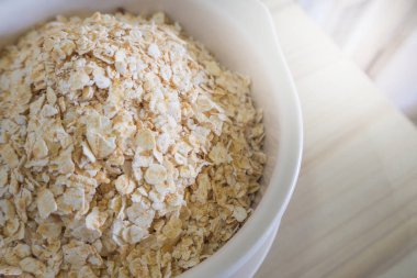 En iyi masa ahşap solucan sesi görüntü üzerinde beyaz kase yulaf pirinç