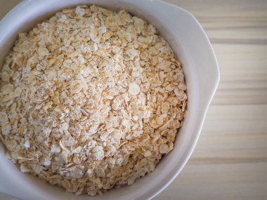 En iyi masa ahşap solucan sesi görüntü üzerinde beyaz kase yulaf pirinç