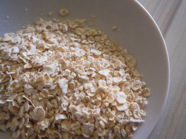 En iyi masa ahşap solucan sesi görüntü üzerinde beyaz kase yulaf pirinç