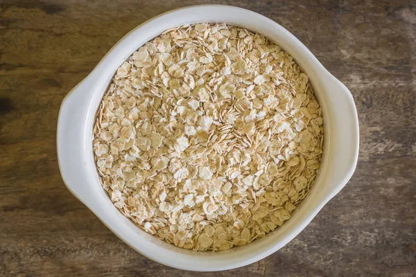 En iyi masa ahşap solucan sesi görüntü üzerinde beyaz kase yulaf pirinç