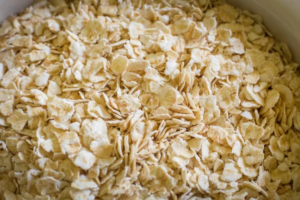 En iyi masa ahşap solucan sesi görüntü üzerinde beyaz kase yulaf pirinç