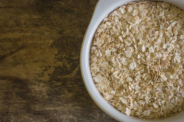 En iyi masa ahşap solucan sesi görüntü üzerinde beyaz kase yulaf pirinç