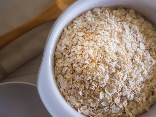 En iyi masa ahşap solucan sesi görüntü üzerinde beyaz kase yulaf pirinç