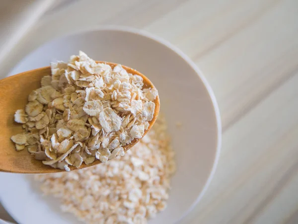 En iyi masa ahşap solucan sesi görüntü üzerinde beyaz kase yulaf pirinç