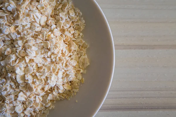 En iyi masa ahşap solucan sesi görüntü üzerinde beyaz kase yulaf pirinç