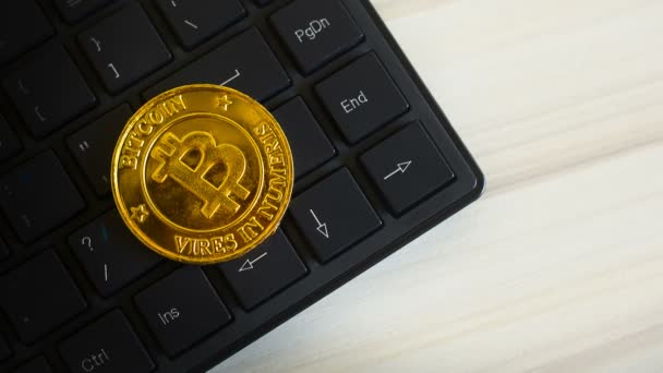 Gambar koin virtual mata uang emas Bitcoin untuk latar belakang — Stok Video