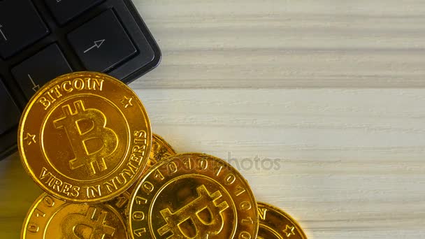 Gambar koin virtual mata uang emas Bitcoin untuk latar belakang — Stok Video