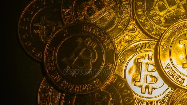 A ideia de imagem de moeda virtual Bitcoins de ouro para tal como fundo — Vídeo de Stock