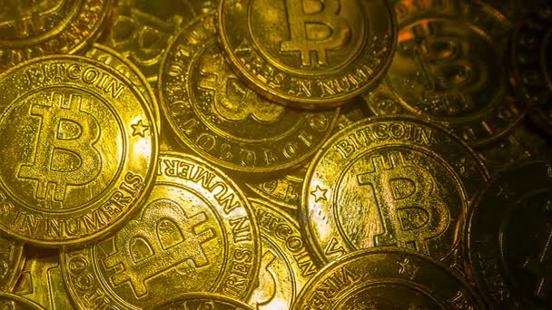Gambar koin virtual mata uang emas Bitcoin untuk latar belakang — Stok Video