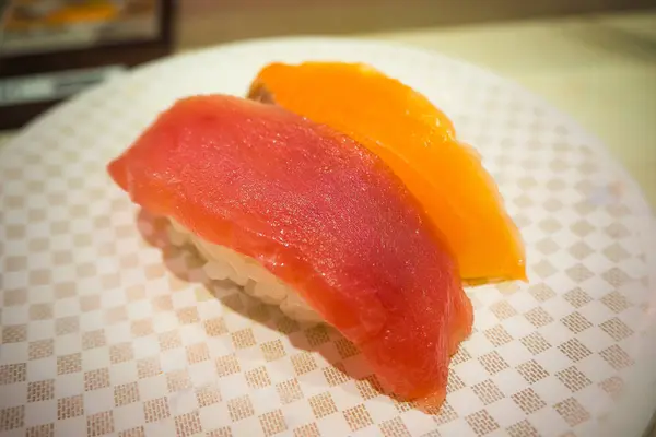 Sushi 100 yeni pe placă albă în restaurantul japonez din Tokyo — Fotografie, imagine de stoc