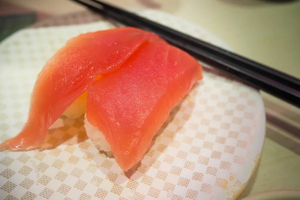 De sushi 100 yen op witte plaat in Japans restaurant in Tokio — Stockfoto