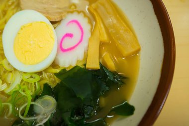 Ramen noodles domuz eti Japon gıda kase ahşap üstüne ben masa