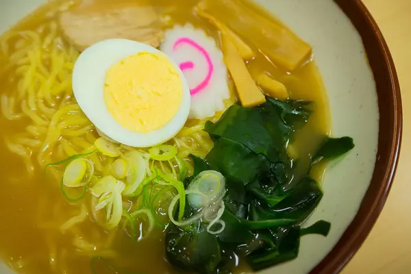 A ramen tészta sertés japán élelmiszer-tál, a fa tetején táblázat — Stock Fotó