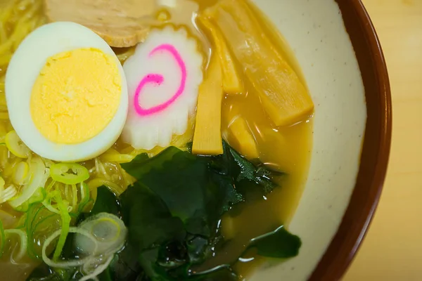 Ramen noodles wieprzowina japońskie jedzenie w misce na wierzch z drewna tabela i — Zdjęcie stockowe