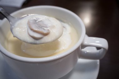 Beyaz kase çorbaya mantar tereyağı görüntüyü kapat.