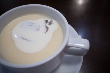 Beyaz kase çorbaya mantar tereyağı görüntüyü kapat.