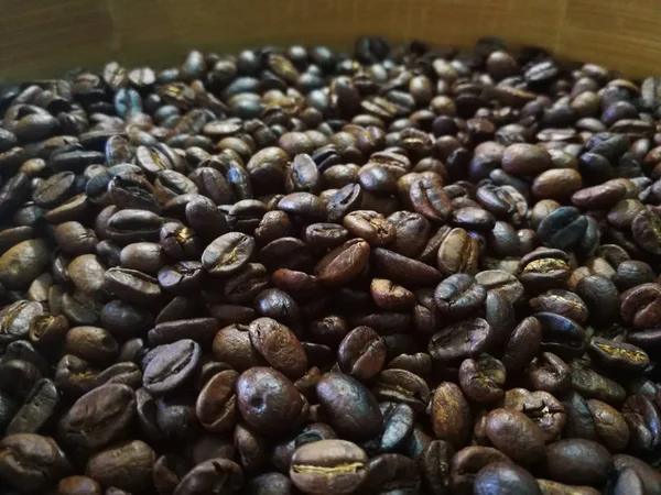 Granos de café tostados utilizados como fondo . — Foto de Stock