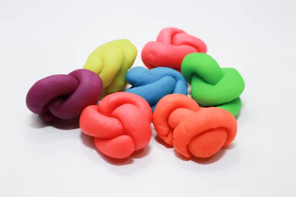 Playdough colorido imagens de close-up no fundo branco . — Fotografia de Stock