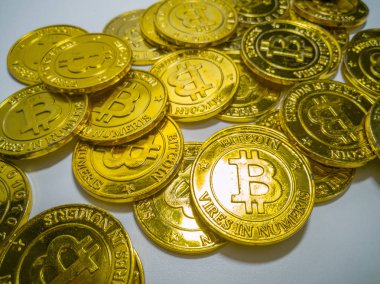 Altın madeni para ile bitcoin sembolü. Fiziksel bit sikke. Dijital 