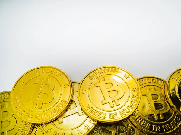 Altın madeni para ile bitcoin sembolü. Fiziksel bit sikke. Dijital 