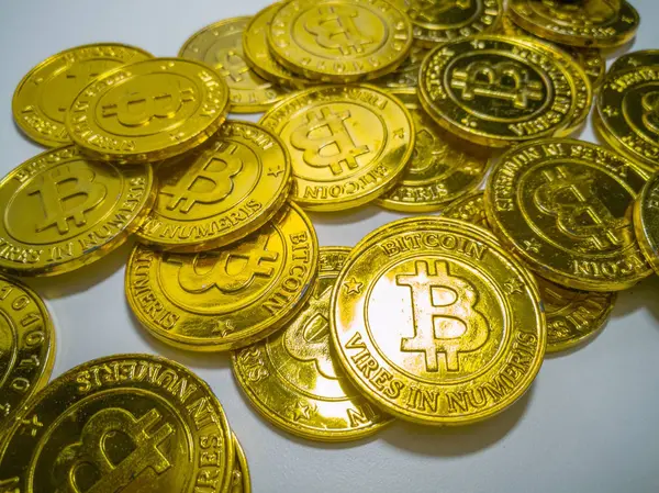 Altın madeni para ile bitcoin sembolü. Fiziksel bit sikke. Dijital 