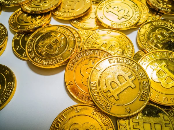 Altın madeni para ile bitcoin sembolü. Fiziksel bit sikke. Dijital 