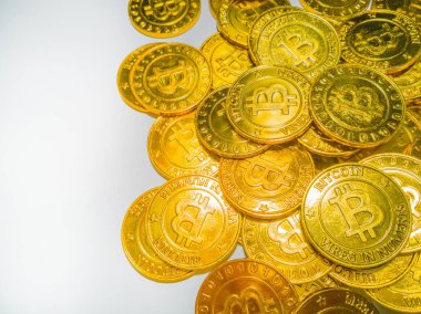 Altın madeni para ile bitcoin sembolü. Fiziksel bit sikke. Dijital 