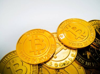 Altın madeni para ile bitcoin sembolü. Fiziksel bit sikke. Dijital 