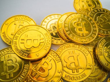 Altın madeni para ile bitcoin sembolü. Fiziksel bit sikke. Dijital 