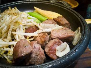 Japon restoranında sıcak tabakta et.