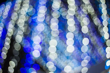 Bulanık soyut ve bokeh ışık mavi siyah arka plan.