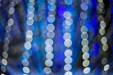 Bulanık soyut ve bokeh ışık mavi siyah arka plan.