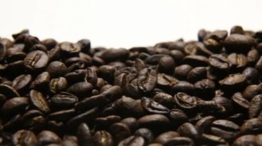 Kavrulmuş kahve çekirdekleri görüntüleri kamera hareketi.
