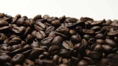 Kavrulmuş kahve çekirdekleri görüntüleri kamera hareketi.