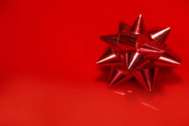 Parlak kırmızı saten kurdele kırmızı zemin üzerine.