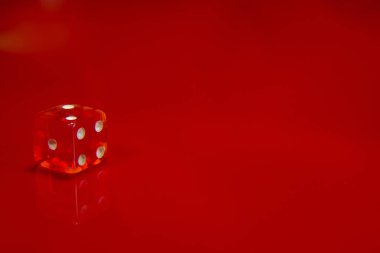  Kırmızı parlak kırmızı parlak arka plan üzerinde zar.