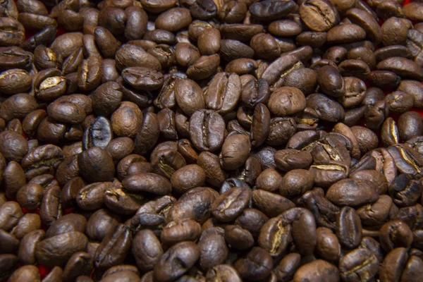 Rostade kaffe bönor makro närbild bild för bakgrunden. — Stockfoto