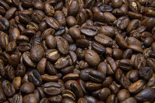 Geroosterde koffiebonen macro close-up beeld voor achtergrond. — Stockfoto