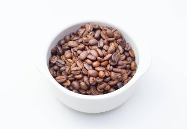 Beyaz arka plan boşluk modern tarzı üzerinde kavrulmuş kahve çekirdekleri.