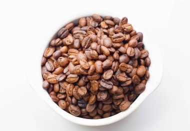 Beyaz arka plan boşluk modern tarzı üzerinde kavrulmuş kahve çekirdekleri.