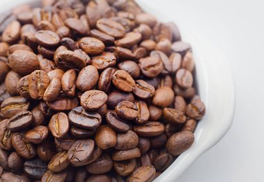 Beyaz arka plan boşluk modern tarzı üzerinde kavrulmuş kahve çekirdekleri.