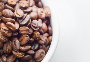 Beyaz arka plan boşluk modern tarzı üzerinde kavrulmuş kahve çekirdekleri.